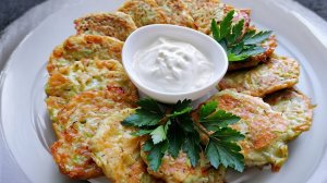 Самый простой и очень вкусный рецепт кабачковых оладий.