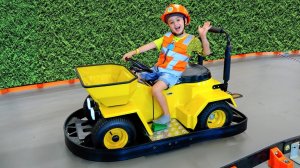 Влад и Ники делают покупки в магазине игрушек и играют на детской строительной площадке!