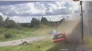 Момент столкновения поезда с грузовиком под Калининградом попал на видео