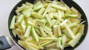 Жареный картофель с кабачком и яйцами