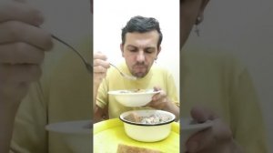 Обжор мукбанг жареная картошка с тушёной свининой и овощной салат из огурцов и помидоров