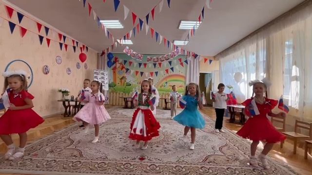 День Государственного флага России в Днепрорудненском  детском саду №7 «Теремок» смотреть онлайн
