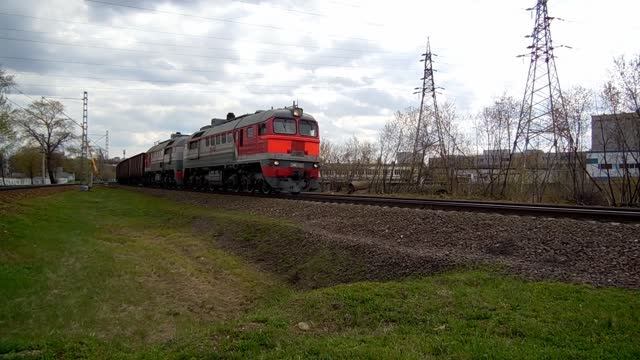 Тепловоз 2М62-0327 (ТЧЭ-2) с грузовым поездом.