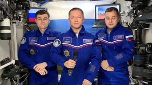 Космонавты с борта МКС поздравили россиян с Днем флага: видео