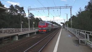 Тепловоз ТЭП70БС-352 (ТЧЭ-14) с двумя пассажирскими вагонами следует по 1-му главному пути.