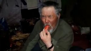 Лесной ресторан: якутские охотники едят олений костный мозг и печенку. Деликатес Севера.