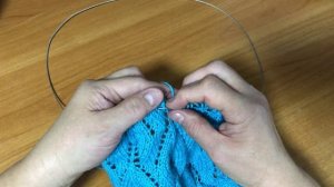 Красивые листики. Узор вяжем спицами