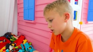 Влад и Ники. Малыш Крис хочет быть выше всех! Веселое видео для детей!