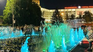 Фонтаны в Красноярске на Театральной площади 22 августа 2025 года
