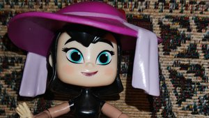 Фигурка Мейвис с тортом - Монстры на каникулах (Hotel Transylvania)