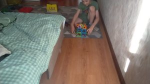 Сбиваем магнитную башню разными игрушками.