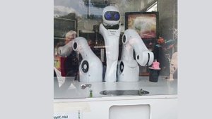 Как робот Гоша  мороженым торговал, на фестивале „День сырка“