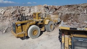 колесный погрузчик Power Cat 994 и экскаватор 345B, работающие в карьере - Samaras Mining Works