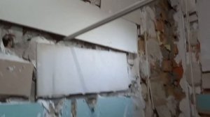 Надя помогает штукатурить комнату. Ремонт в душевой..Спасибо большое друзьям!