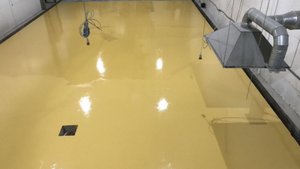 Устройство полимерного полиуретанового покрытия окрасочного типа с флоками .