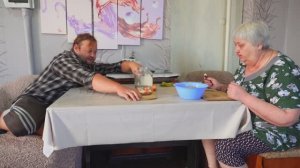 УСТАЛИ С СЫНОМ КАЖДЫЙ ДЕНЬ МАРИНОВАТЬ ОВОЩИ С ГРЯДОК НЕКУДА ДЕВАТЬ ворчим от их достатка но маринуем