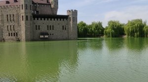 Замок со спутниковой антенной :)