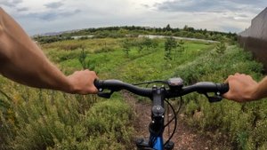 Поездка на велосипеде разгон с горы со спидометром