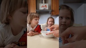 дети готовят медовое печенье.  медовый спвс