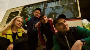 Держитесь за поручни! Фотосессия в старом автобусе