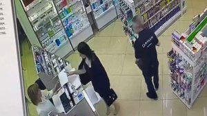 ‼️В аптеке в районе Москва Сити фетишист следил за девушкой, чтобы заглянуть ей под юбку‼️