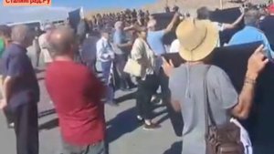 Акция протеста проходит у российской военной базы в Гюмри. Протестующие требуют вывода солдат ВС РФ.