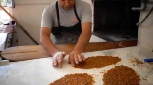 Турецкий ЛАХМАДЖУН - Самое Популярное БЛЮДО в Турции Как ЕГО Готовят Турецкая УЛИЧНАЯ Еда