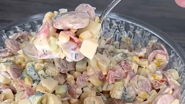 САЛАТ с сосисками...🥗🍖😋    Рецепт в описании ✍️