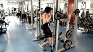 Приседания на скамью в тренажере Смита. [ЯГОДИЦЫ]