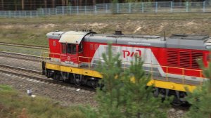 Тепловоз ЧМЭ3-1865 с очень приветливой локомотивной бригадой следует резервом