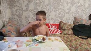 Ужин в деревне, бабушка жарит котлеты, а я ем. 21-08-2025