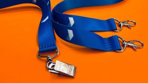 Ленты для бейджей с печатью логотипа и креплением на карабин и прищепку