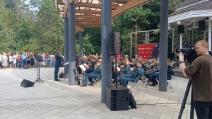 Военный духовой оркестр в Сокольниках. От улыбки....