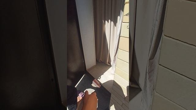 Показывает дома