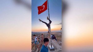 В Турции туристке грозит тюремный срок за танец на флагштоке