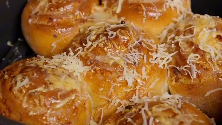 Чесночные булочки СИННАБОНЫ...🥐😋    Рецепт в описании ✍️