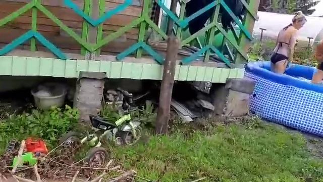 Отдыхаем на даче, пилим дрова, купаемся в бассейне, топим баню, жарим шашлыки