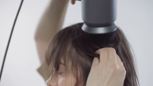 5 советов по укладке с помощью насадки для бережного высушивания волос Dyson. Фен Dyson Supersonic™