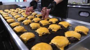 Гигантский чизбургер с тройным беконом, корейская бургерная