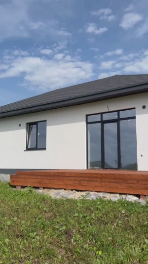 В продаже роскошный дом на большом участке.