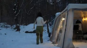 Снежная замороженная дикая лесная подстилка в одиночестве Кемпинг/ Горячая палатка на морозе.