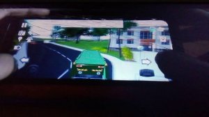 Большой мусоровоз едет за помойками. Собираем мусор с улиц города.