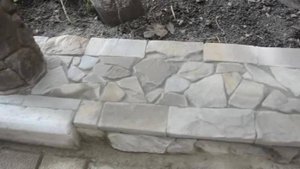 Отделка фундамента диким камнем (песчаником)