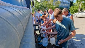 Жители Судака и водовозка на улице. Август 2025 года в Крыму