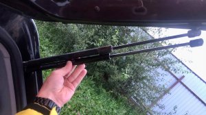Замена газовых упоров двери багажника Skoda Fabia 2