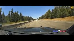 Полицейские применили захват, чтобы остановить убегающего подозреваемого в угоне автомобиля