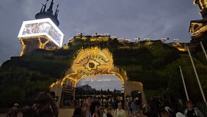 Смотрите, снежный барс живет в башне московского зоопарка.