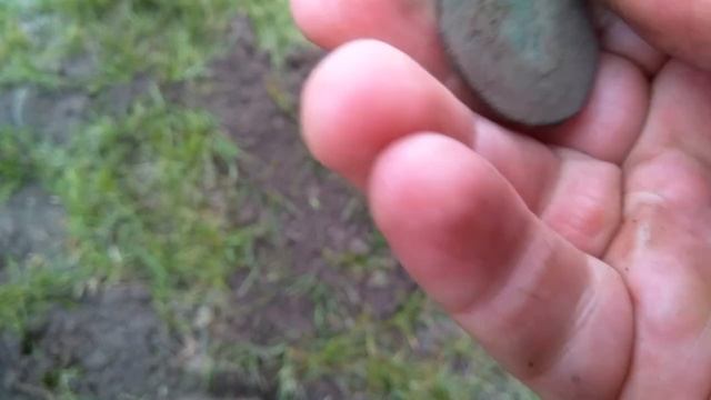 Выкопал её и ошалел  от щастья!