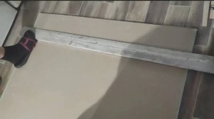 В котельной делаем потолок из гипсокартона. Плинтус в сарае устанавливаем