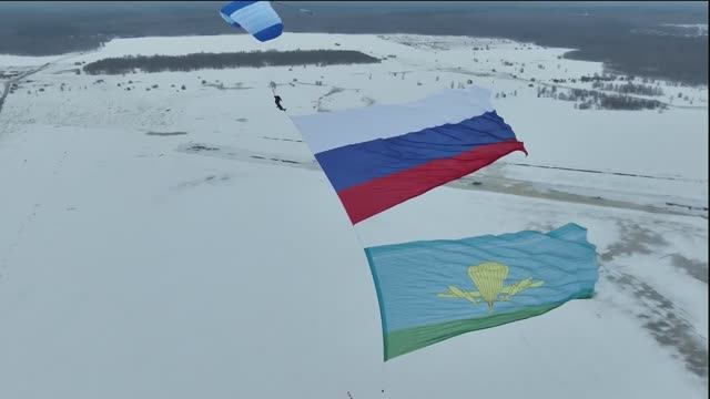 Рекорд по самому большому флагу, развернутому во время прыжка с парашютом 20 августа 2023 Олег Тощев